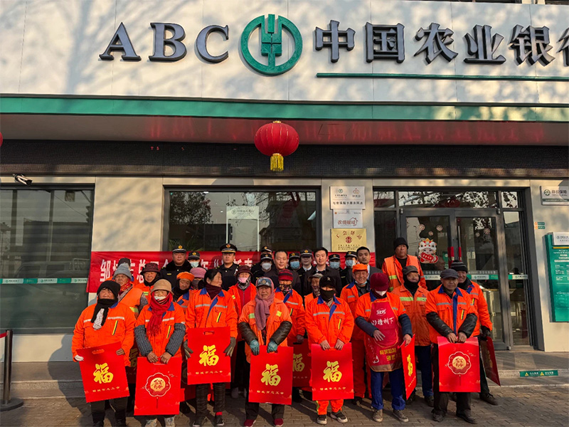 0121盛源工業裝備公司組織開展“靈蛇賀歲·迎春送?！被顒?/></p><p>為弘揚中華民族優 秀傳統文化，豐富職工精神文化生活，營造喜慶祥和的節日氛圍，公司工會于1月21日在東辦公樓前開展了“靈蛇賀歲·迎春送?！被顒印４舜位顒又荚谕ㄟ^送春聯和“?！弊?，傳遞溫暖與祝福，進一步充盈職工群眾的精神文化生活，增強職工的歸屬感和幸福感。</p><p>“?！?，承載著中華千年的美好期許，一筆一劃勾勒的是對生活的熱愛，對家人的眷戀，對未來的憧憬。一張張“?！弊?，一副副春聯，道出了美好的新年新希望。此次活動的開展不僅讓職工感受到公司工會“娘家人”的溫暖和關懷，還進一步增強了職工對中華優 秀傳統文化的認同感和自豪感。</p><p>下一步，該公司將繼續開展類似活動，把的關懷與溫暖送到每一位職工的心中，激勵大家以更加飽滿的熱情投入到工作中，共同推動公司的發展。</p><p>此外，結合“北宿鎮工會驛站”建設情況，由陳猛書記帶隊，1月21日上午，在北宿鎮為默默奉獻在城鎮一線的環衛工人、快遞員、城管人員送上福字與對聯，用真摯的心意表達對他們的深深感激與新春祝福。</p><p>“平時工作忙，還沒來得及準備春聯，盛源公司把福字春聯送到手上，真是暖到心坎里了！”一位環衛工人笑著說。這份小小的禮物，不僅是節日的問候，更是對環衛工人、城管人員默默奉獻的認可，讓他們感受到社會的關愛，高高興興地把祝福帶回家，過一個歡樂祥和的新春佳節。</p><p>據了解，本次“迎春送福”活動共送出春聯、福字700余副。</p><p><br/></p><div   id=