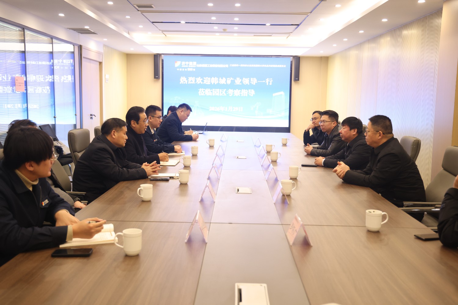 0130韓城礦業(yè)集團(tuán)領(lǐng)導(dǎo)到訪濟(jì)寧能源精 密制造產(chǎn)業(yè)園考察交流（郝曉霞 盧大豪）